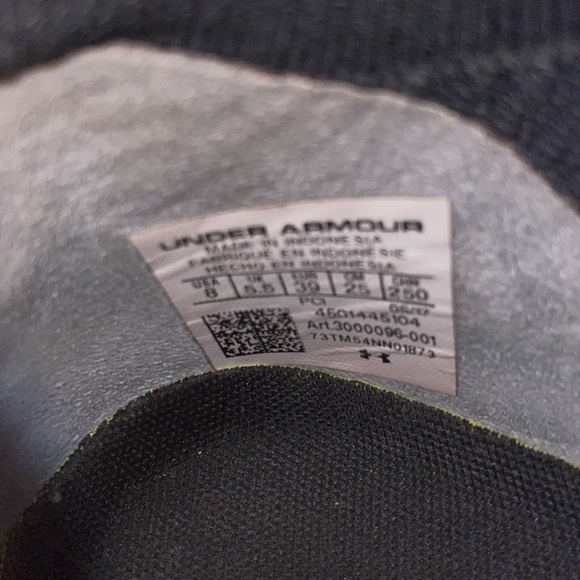 Black Under Armour tennis shoes - Picture 5 of 5